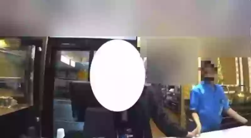 الفيديو الكامل للمقيم اليمني الذي تحرش بزميلته السعودية في مطعم شهير في جدة