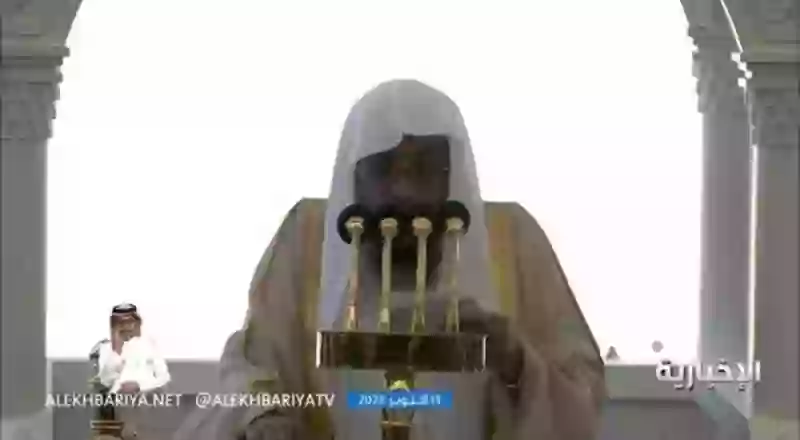 شاهد: بكاء مؤثر لخطيب المسجد الحرام وتقطع في كلماته وهو يدعي للفلسطينيين في غزة