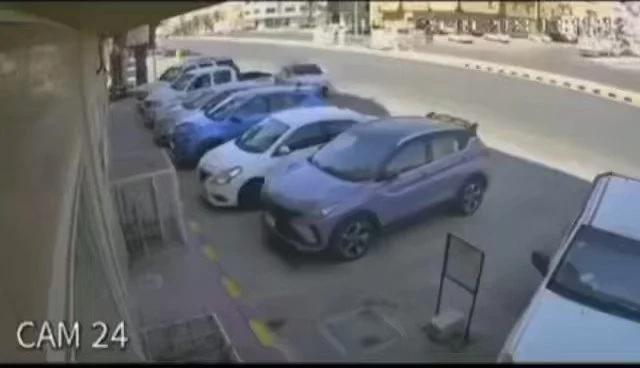 بالفيديو: لحظة سرقة سيارة شاب سعودي أمام عينيه وهو يقدم على وظيفة في الرياض