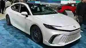 كامري 2025 تسريبات الشكل الجديد ومواصفات مذهلة والكشف عن موعد وصول كامري 2025 الى السعودية وسعرها كاش وتقسيط